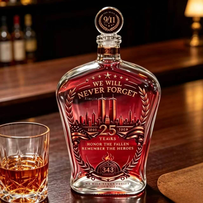 Vintage Collectible Liquor Bottles - قارورة مشروبات كحولية زجاجية منقوشة بتصميم