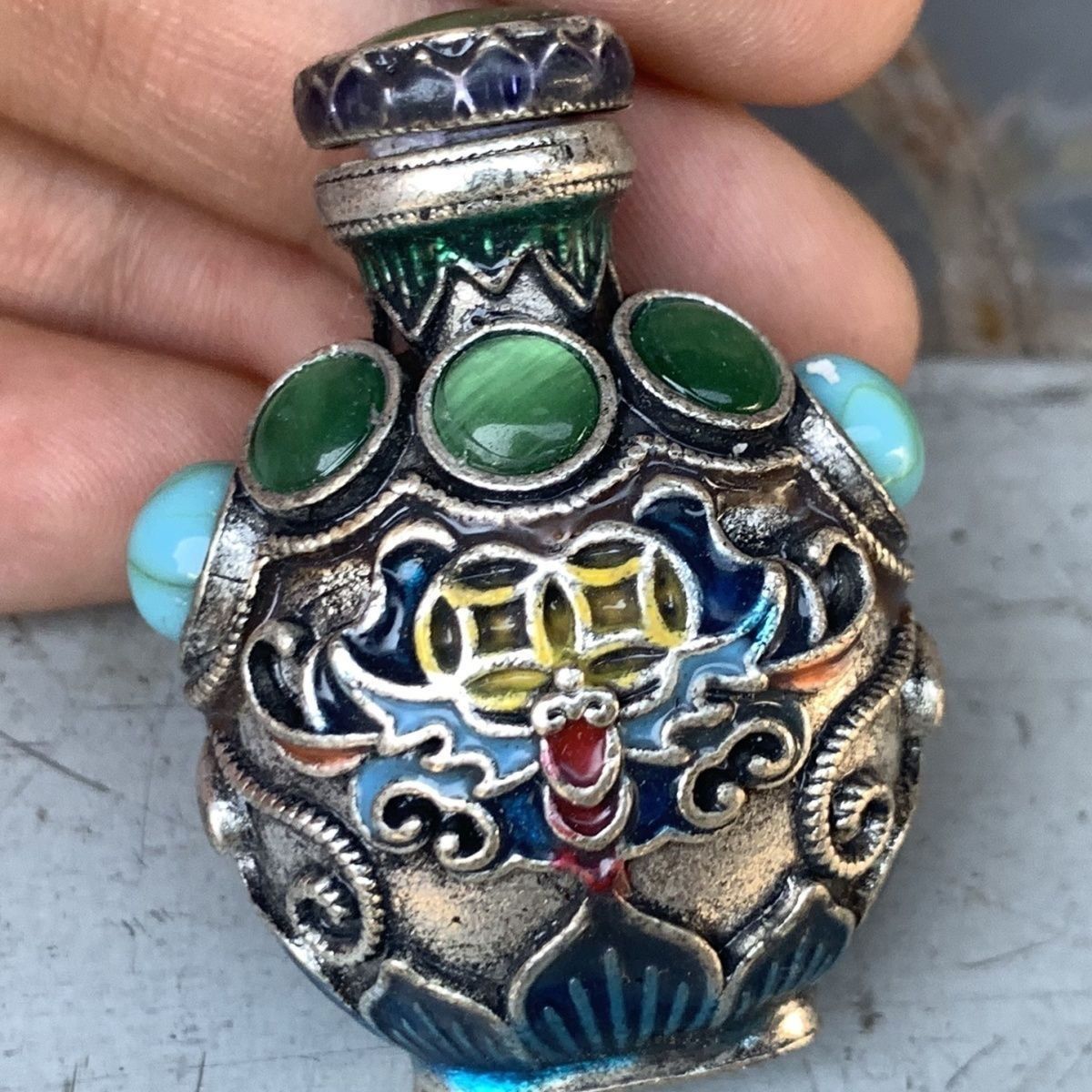 زجاجة نشوق برونزية عتيقة بتصمي - مراجعة Vintage Collectible Bottles وسعره